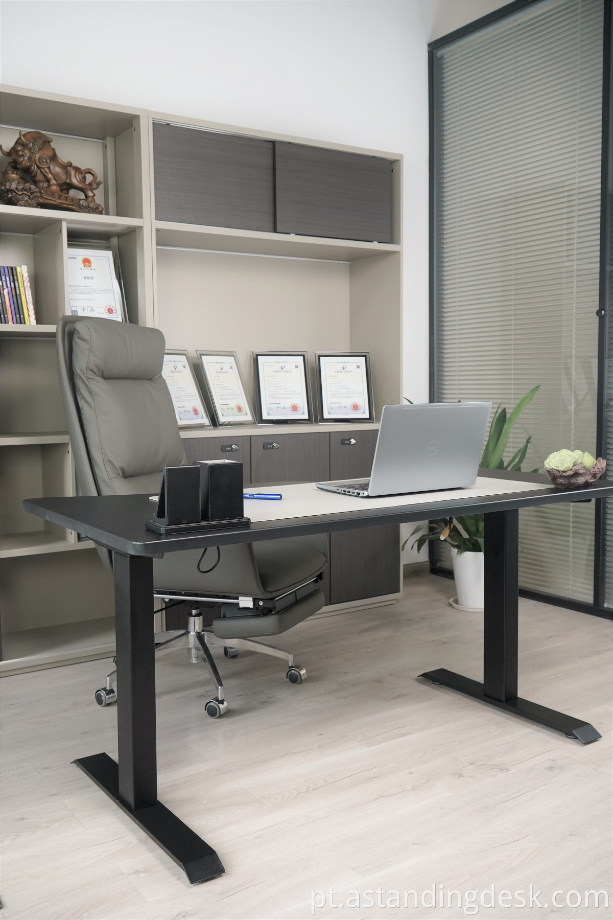 Boa qualidade e preço de 3 pernas L Shape Office Sit to Stand canto Altura de mesa ajustável